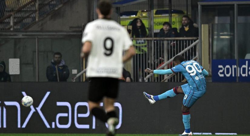 Nem kell félteni a Serie A-t, amíg ekkora bombagólokat rúgnak benne