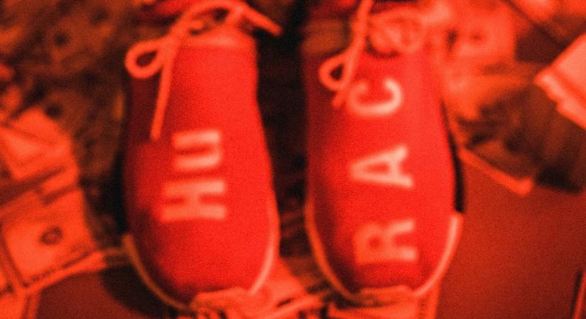 Ingyenpénzt szórtak a Deákon, 50 milliós büntetést kaptak