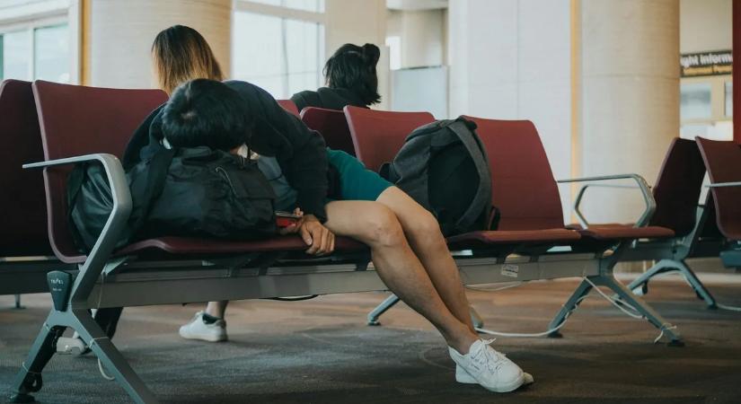 Kitiltották a pizsamát a repülőtérről, az utasok kiakadtak