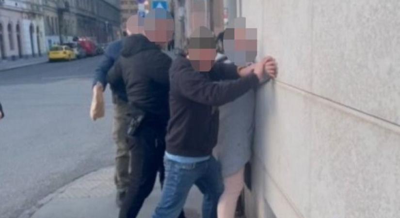 A pénz átvételekor csaptak le a rendőrök - Az OTP Bank munkatársai is közreműködtek