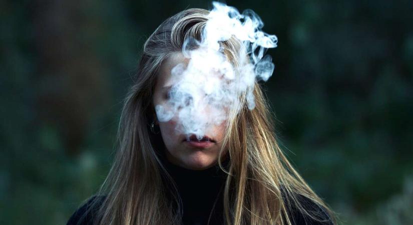 Sehol máshol nem dohányzik annyi tinilány, mint Európában