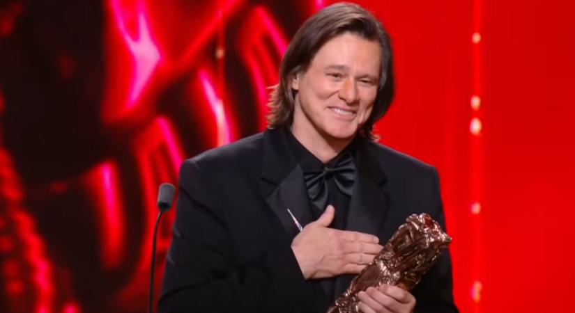 Állva tapsolt Párizs Jim Carrey érzelmes beszéde után (videó)