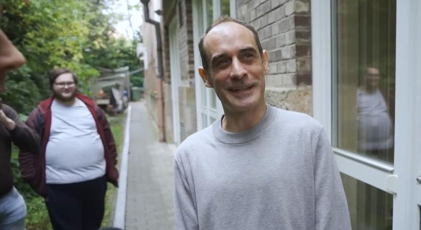 Ez a Kétfarkú Kutya Pártos Kovács Gergő eredeti végzettsége, nem semmi, milyen tudása van