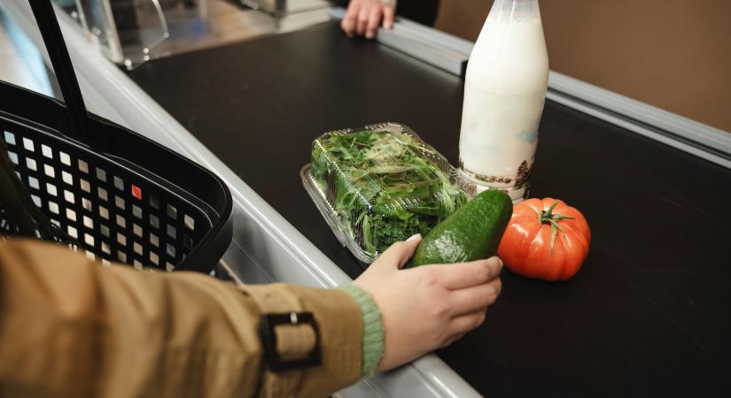 Pénztár-trükk, amit kevesen ismernek: ezért tedd a gyümölcsöt és zöldséget utoljára a szalagra