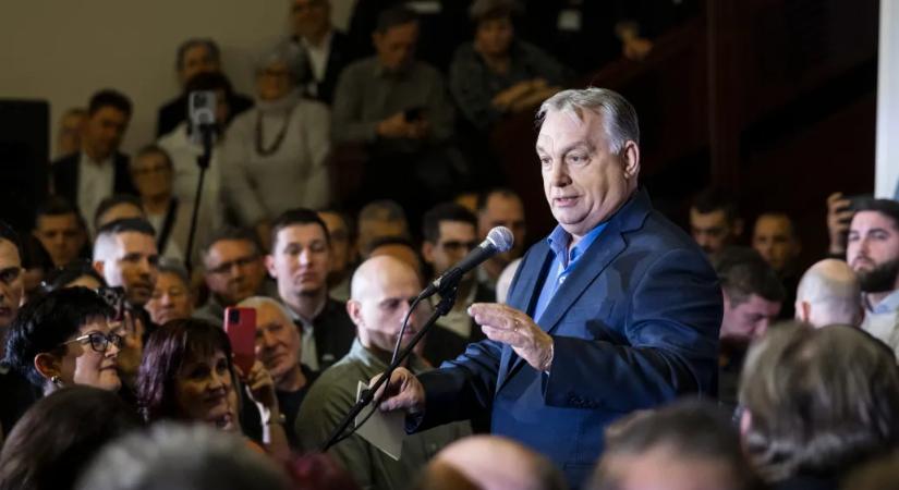 Orbán Viktor felcsapott elemzőnek, és egyre érdekesebb adatokat olvas fel a kis papirosából