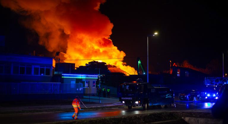 Döbbenetes fotón, ahogy lángol a soroksári hulladékfeldolgozó