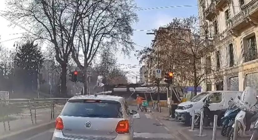 Tragédia: épületnek csapódott egy villamos, egy halott és több tucat sérült