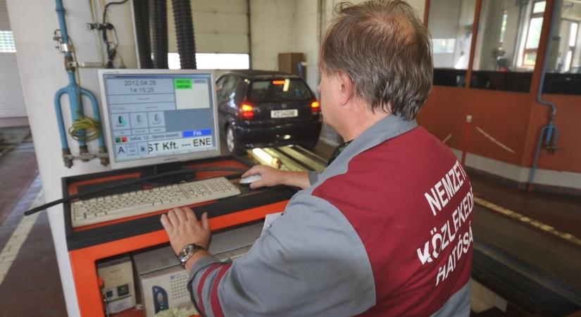 Azonnal bukik a műszaki, ha ez a jelzés sárgán világít - videón mutatjuk, erre figyelj!