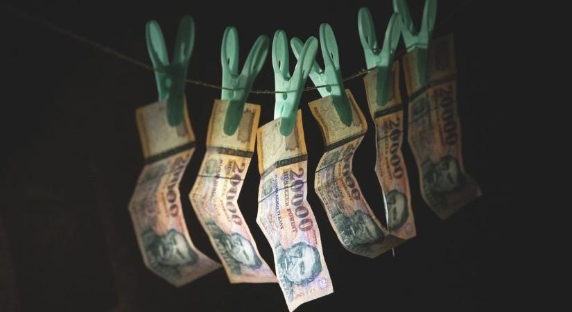 Telefonos csalók utaltak a számlájára, pénzmosás miatt felel