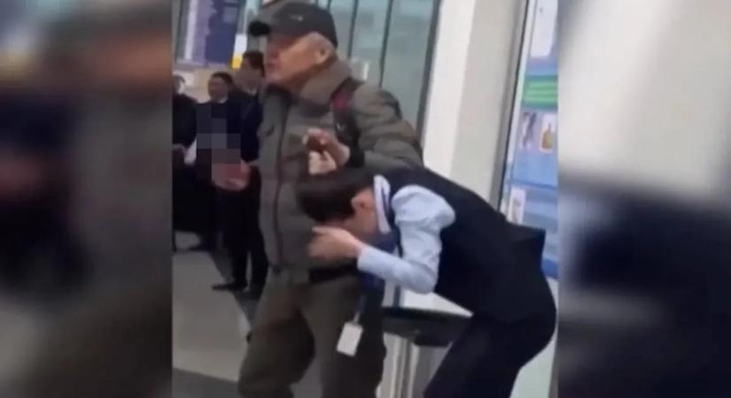 Megrázó videón a reptéri, késes terrorista akciója