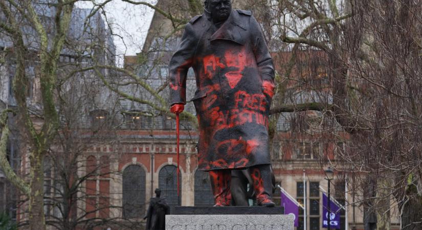 Piros festékkel firkálták össze palesztin tüntetők Churchill szobrát Londonban, egy férfit letartóztattak
