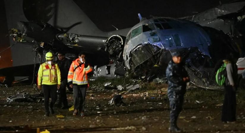Pénzt szállító repülőgép zuhant le, elözönlötték a tragédia helyszínét