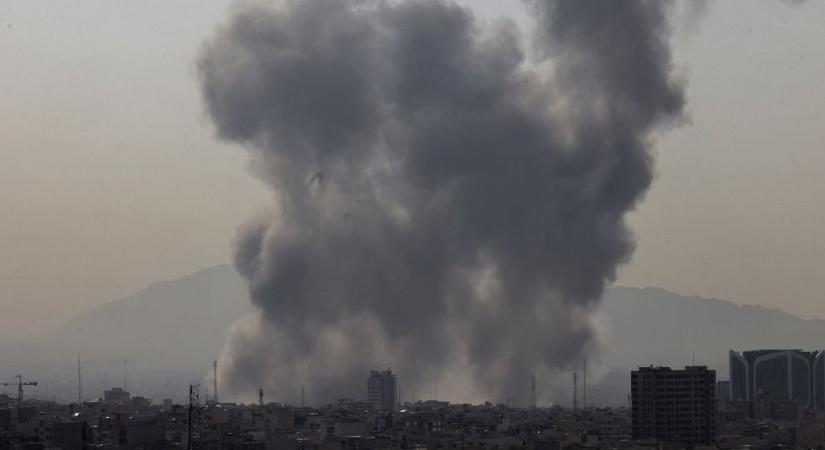 Kitört a háború: Izrael és Amerika együtt bombázza Iránt, Teheránban mindenhol robbanások