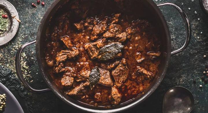 Szaftos marhapörkölt barna sörrel főzve: tökéletes vasárnapi ebéd