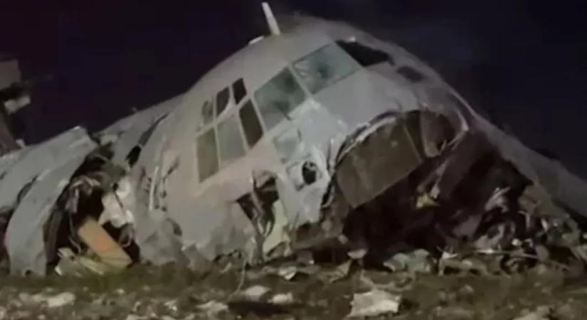 Balesetet szenvedett egy pénzszállító repülőgép – a tolvajok azonnal megrohanták a roncsot