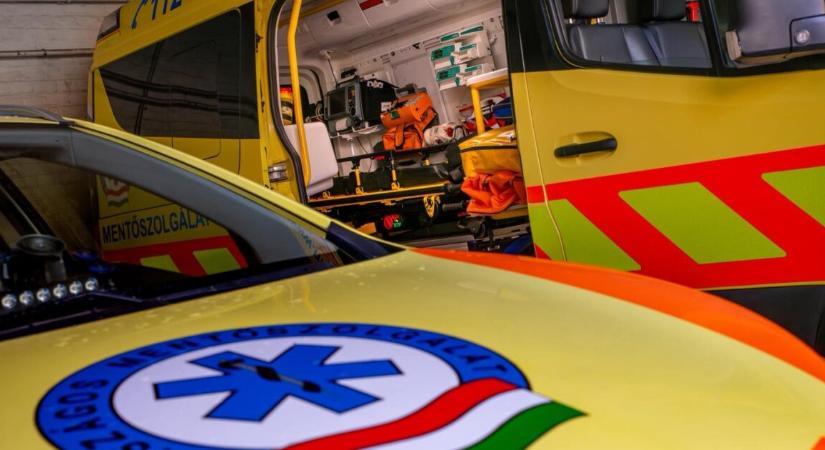 Súlyos buszbaleset történt Budapesten pénteken – parkoló autónak rohant, mentőket is küldtek