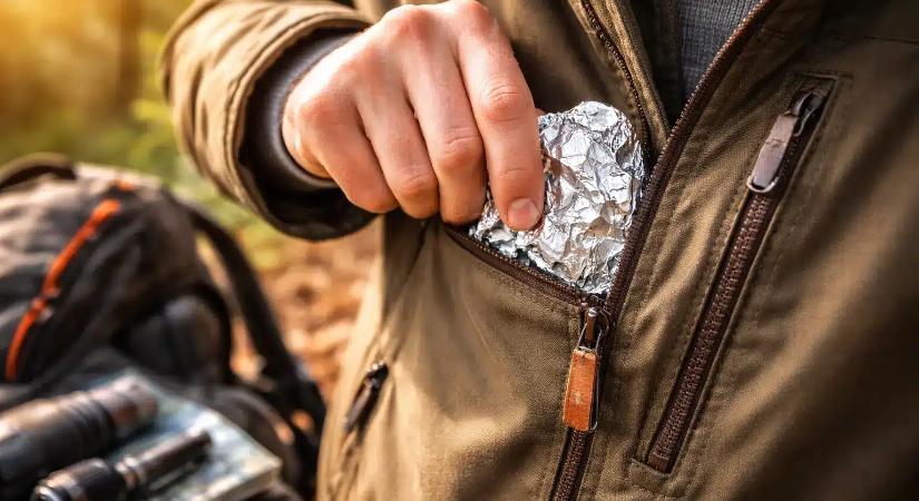 Nem csak a konyhába! Miért érdemes mindig egy darab alufóliát tartani a kabátzsebedben?