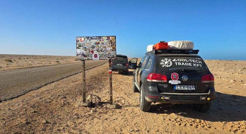 Nagy bajba kerültek a sivatag kellős közepén: fotókon a mezőtúri csapat vad kalandja – galériával, videóval