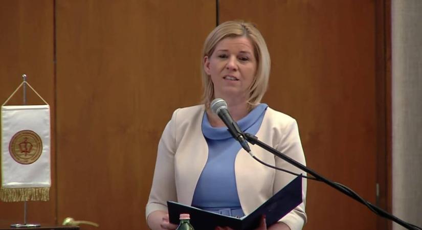 Hangosan nevettek és fújoltak az Állatorvostudományi Egyetem végzős hallgatói Varga-Bajusz Veronika beszéde alatt