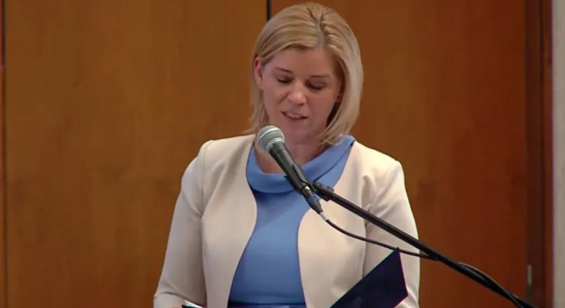 Kinevették a kulturális minisztérium államtitkárát a végzős állatorvosok a diplomaosztón