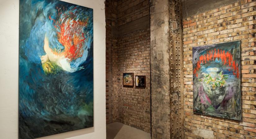 Megbillent hősök a burjánzó romok között