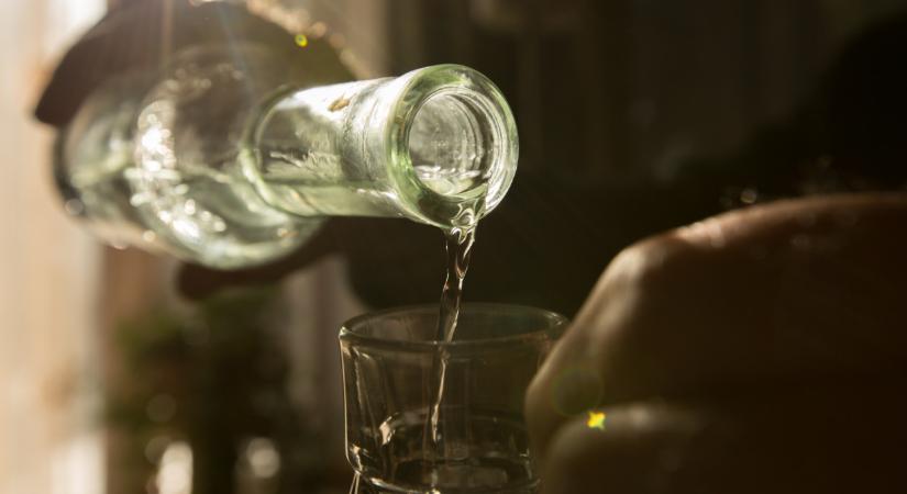 Rosszabb mint a guggolós: ezt a pálinkát senki ne igya meg!