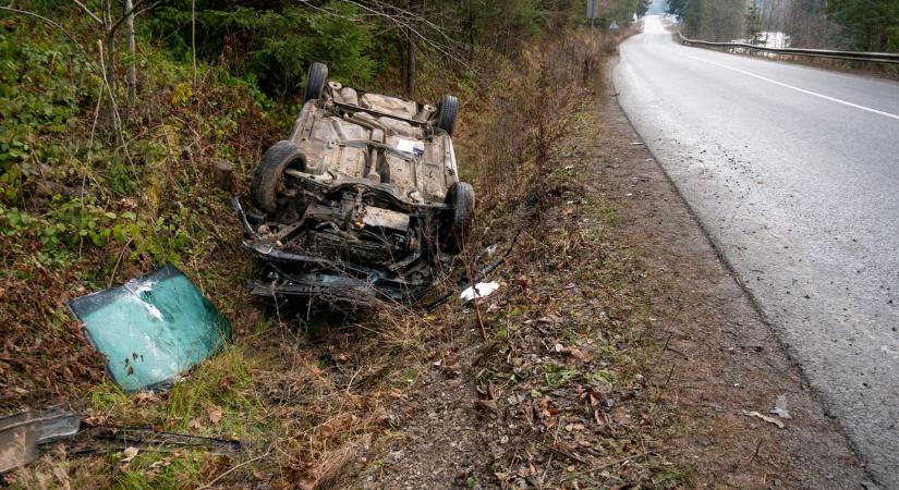 Csúnyán az árokba borult egy autó Jutánál, félpályás lezárás van érvényben