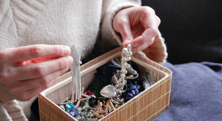 Daganatos betegséget is okozhatnak az EU-n kívülről rendelt, ismeretlen eredetű ékszerek