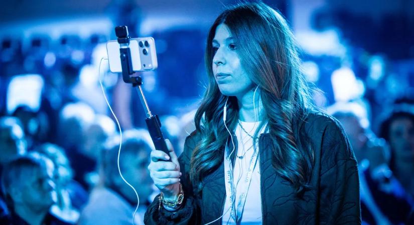 Megérkeztek az első fotók: ismét rengetegen vesznek részt a Háborúellenes Gyűlésen