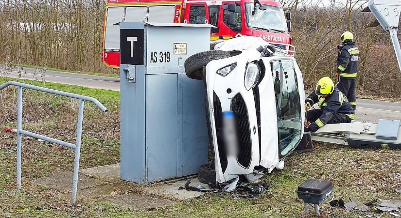 Másodikként érkezett a balesethez, ma is remeg, ha rágondol: összefogtak a civilek a sérült sofőrért