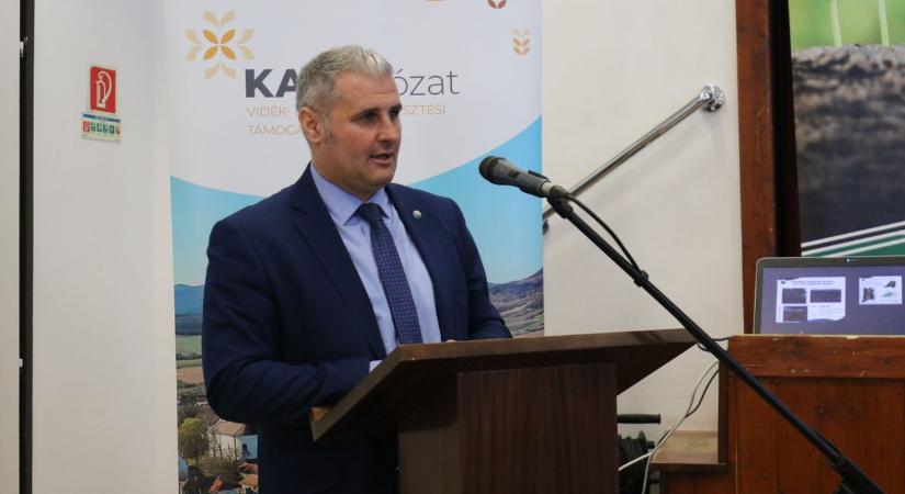 Víz a Homokhátságnak, jövő a fiataloknak: gazdafórumon egyeztettek Helvécián a térség sorskérdéseiről – fotók