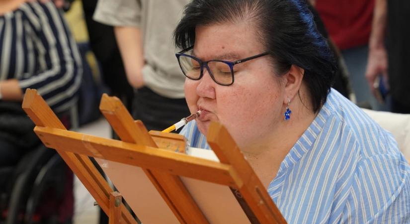 „Életszeretetük alkotásaikban fennmarad” - különleges, megható kiállítás nyílt Kőbányán