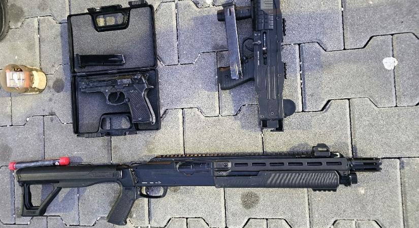 Fegyvert, drogot és aranyat találtak a vámosok egy autóban