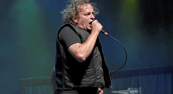A Voivod frontembere a rajongók segítségét kéri felesége gyógyulásához