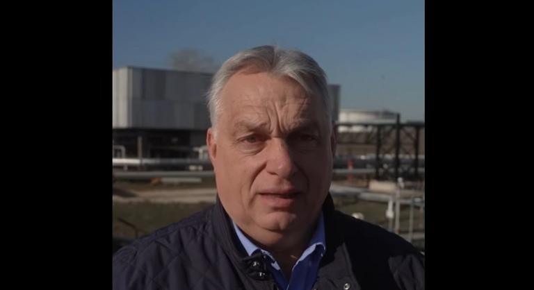 Orbán Viktor terepszemlét tartott Százhalombattán, ellenőrizte a finomító katonai védelmét