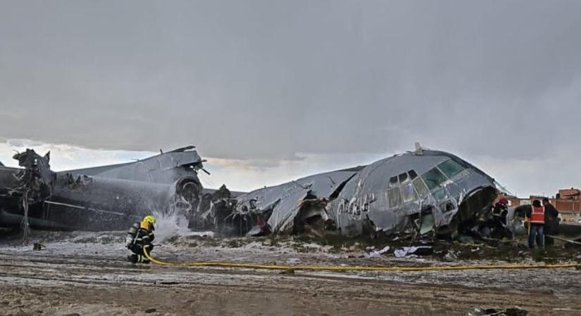 Lezuhant egy pénzszállító repülőgép, több százan megrohanták a roncsot (VIDEÓ)