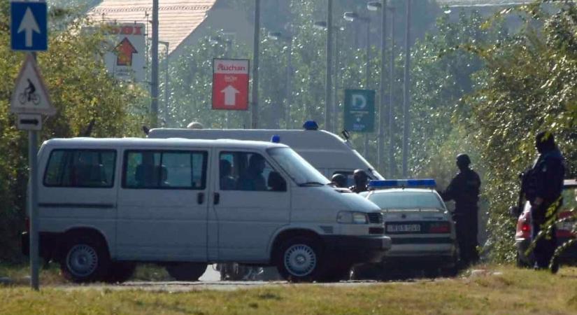 Tovább gyűrűzik a botrány Pécsen – lecsaptak a speciális kommandós egységek (VIDEÓ)