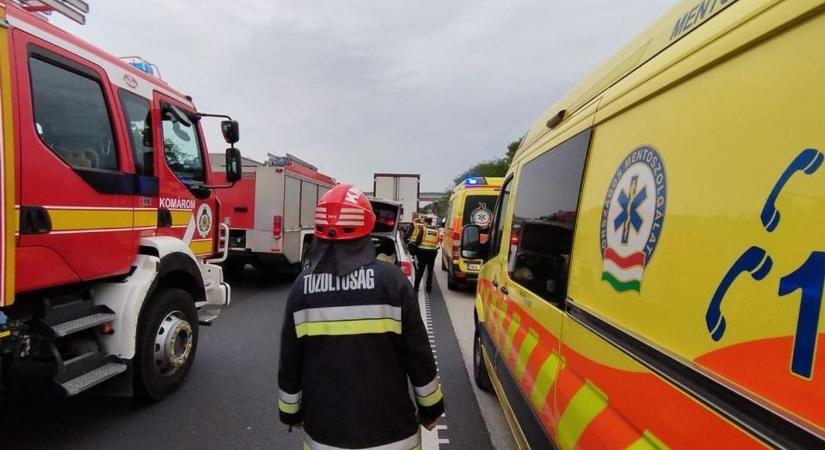 Több súlyos sérültje is van az M1-esen történt tömegbalesetnek