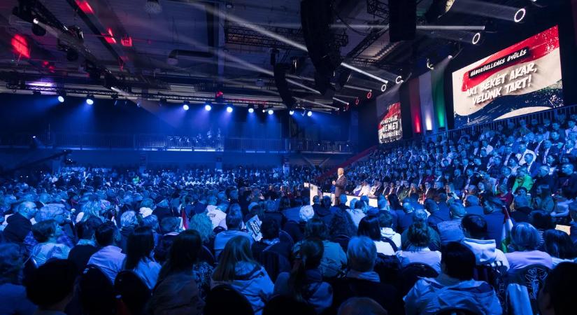 Erről beszélt Navracsics Tibor az esztergomi háborúellenes gyűlésen