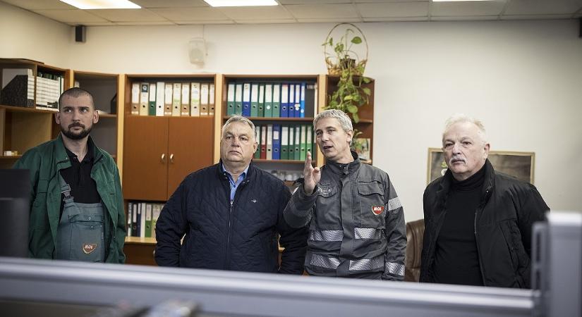 Orbán Viktor Százhalombattán terepszemlézett: a Mol-finomító katonai védelmét ellenőrizte