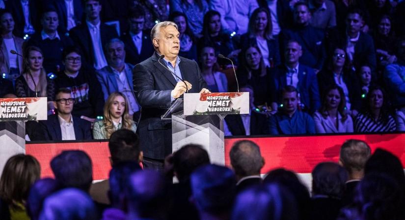 Orbán Viktor bejelentéseket tesz a háborúellenes nagygyűlésen