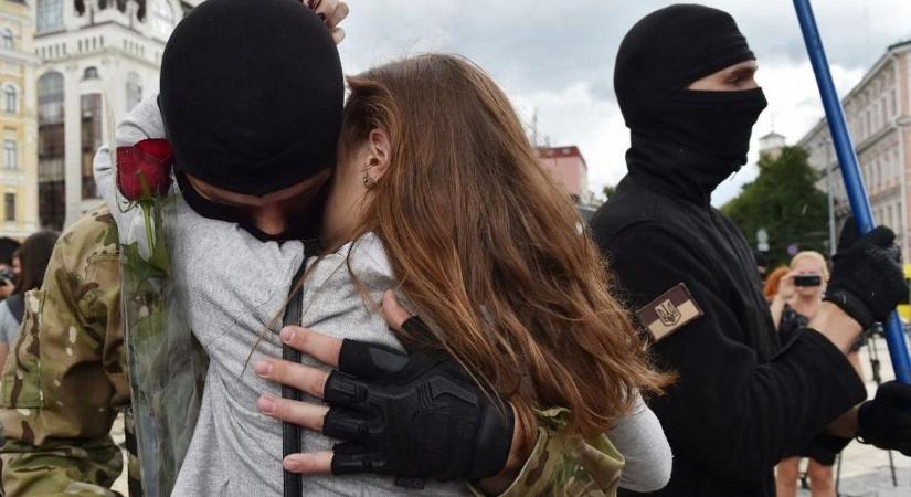 Folytatódnak a kényszersorozások Ukrajnában, gázspray-vel is várják a toborzókat