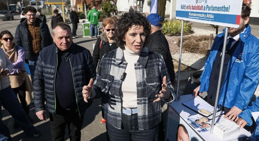 Kézcsókkal köszöntötték Győrben Dobrev Klárát