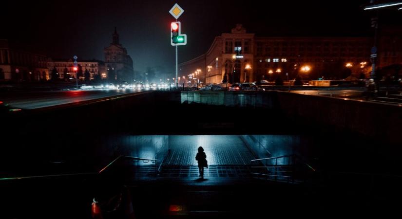 Mindenkit az óvóhelyre küld Luke Skywalker – drámai békepillanatok a háborús Kijevből