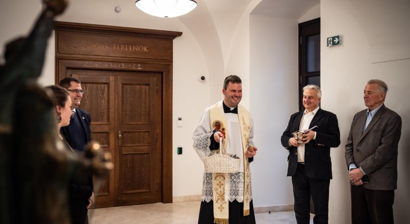 Bese Gergő szerint kormányzati nyomásra függesztették fel a papi szolgálat alól