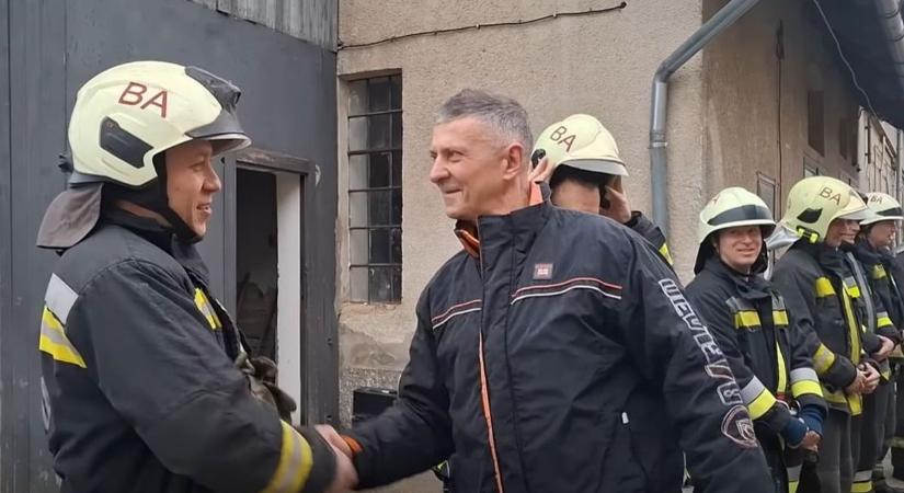 28 év szolgálat után búcsúzott Baja legendás tűzoltója