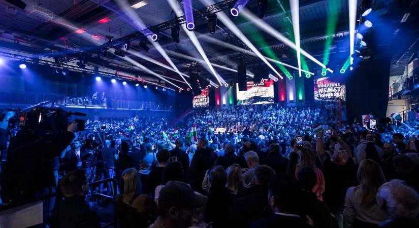 Tudósítónk a helyszínen: Esztergomban tartják a Háborúellenes Gyűlést, 43 nap a döntésig