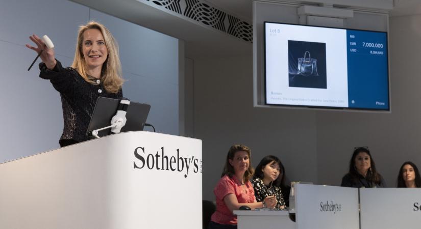 Műtárgyak helyett inkább luxuscikkeket vesznek a gazdagok? Fordulat jöhet az aukciós házaknál