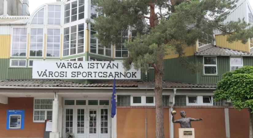 Egy fillérbe sem kerül a városnak: Elképesztő megújulás előtt áll az abonyi sportcsarnok