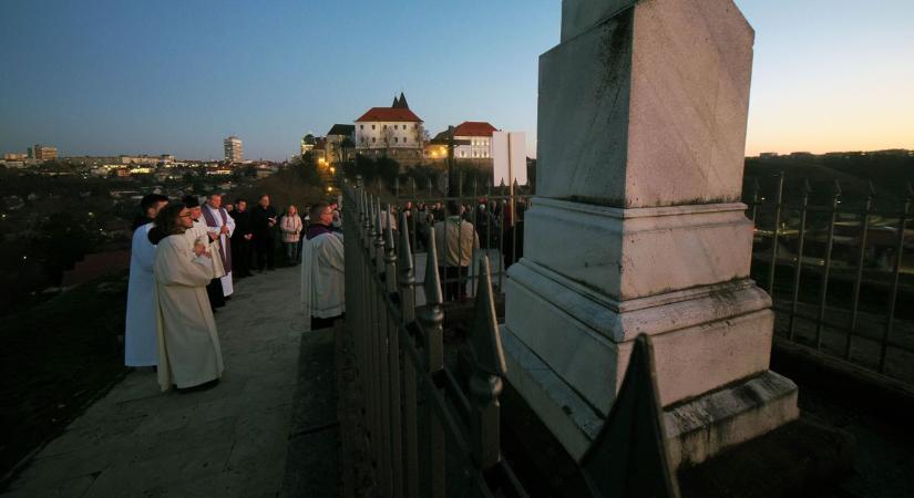 Jézus Krisztus szenvedéstörténetét idézték fel a városi keresztúton (képgaléria)